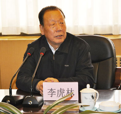 曾任甘肃省天水市中学教师,教研室主任,政教处主任,党支部负责人.