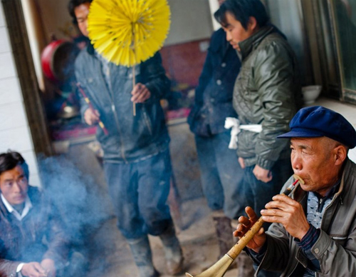 吹唢呐村民的哀乐加重了亲朋邻居的悲痛.