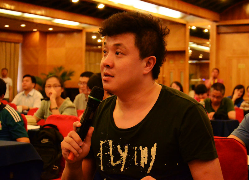 央视著名主持人杨健向运动员选手提问