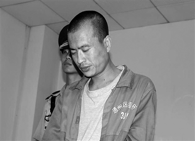 <em>小偷</em>入室盗窃时发现 担心<em>房主</em>报警让其自己撞