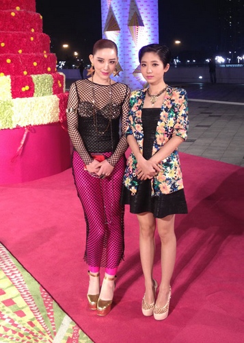 李斯丹妮渔网裹身露性感 洪辰颠覆形象不卖萌