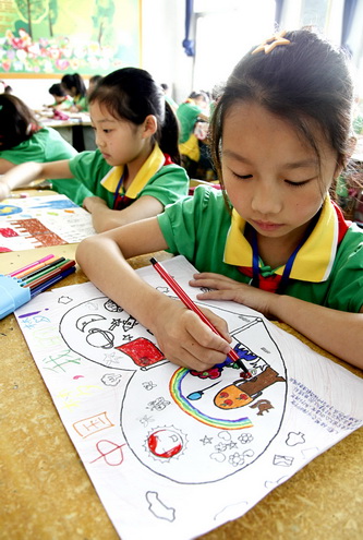 华蓥市各中小学校积极开展围绕"胸怀中国梦,放飞我的梦"的主题教育