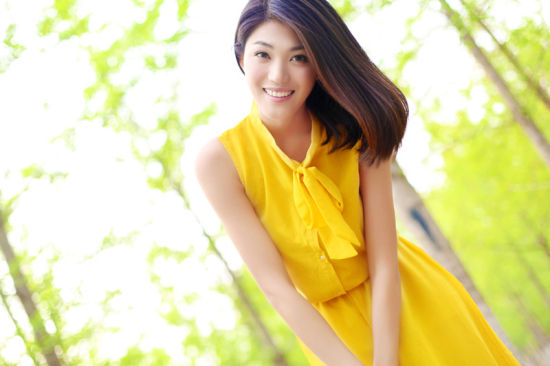魏伽妮拍纯美写真 《心情好》mv受关注