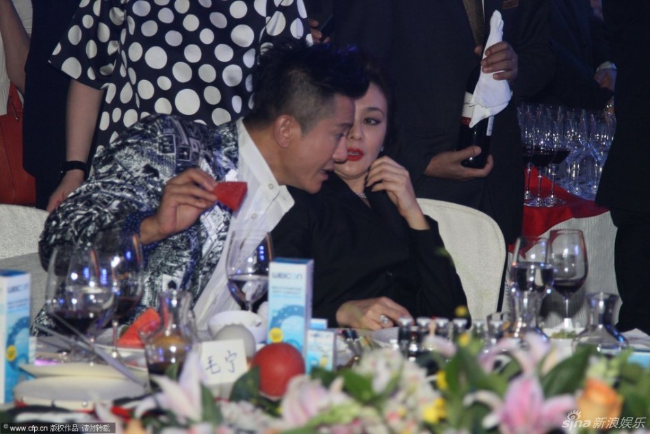 关之琳性感现乳沟露臀与毛宁贴脸热聊