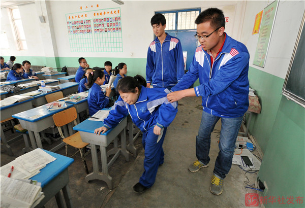 5月21日,在宁夏回族自治区西吉县西吉中学高三三十一班,同学帮助刘