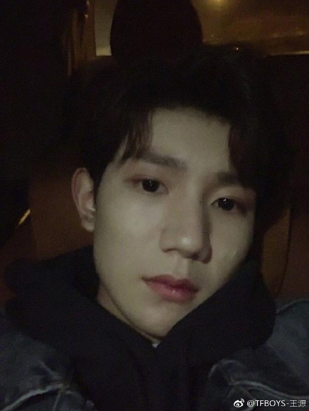 王源晒调皮搞怪自拍 自侃不是天使是成年人
