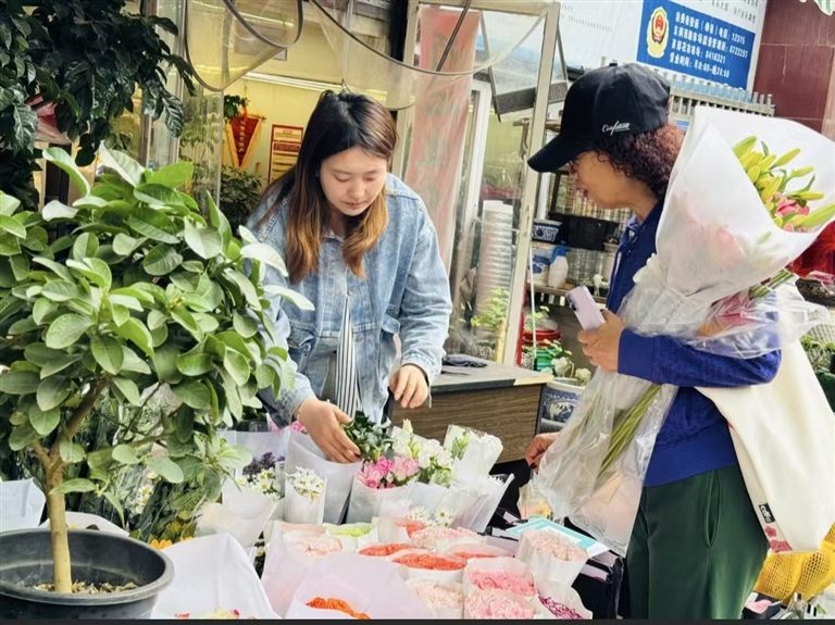 Using flowers as a medium to promote various industries, integrating the three industries fills the garden with fragrance. Lanzhou's flower industry development is upgrading across the entire chain