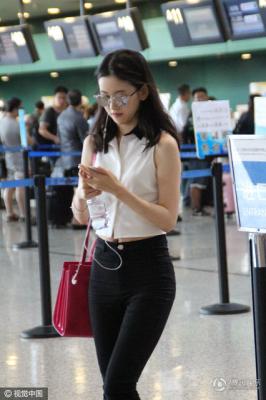 中国兰州网8月2日消息 8月1日,"奶茶妹妹"章泽天现身机场,穿露挤装