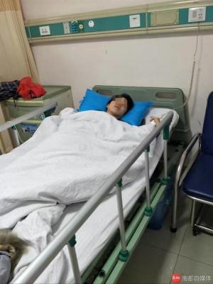 女医生范钱秀躺在病床上,她已有身孕7个月,却在抢救病人时遭家属捶打