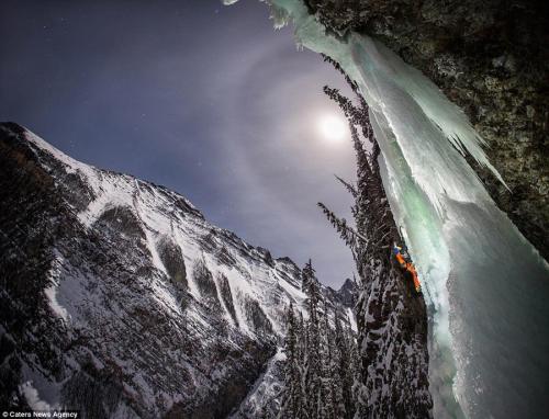 勇士星空下攀登冰冻瀑布 摄影师记录壮美一幕