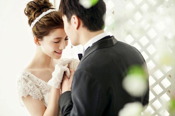 吴千语拍婚纱写真 望30岁披上嫁衣结婚生子[高