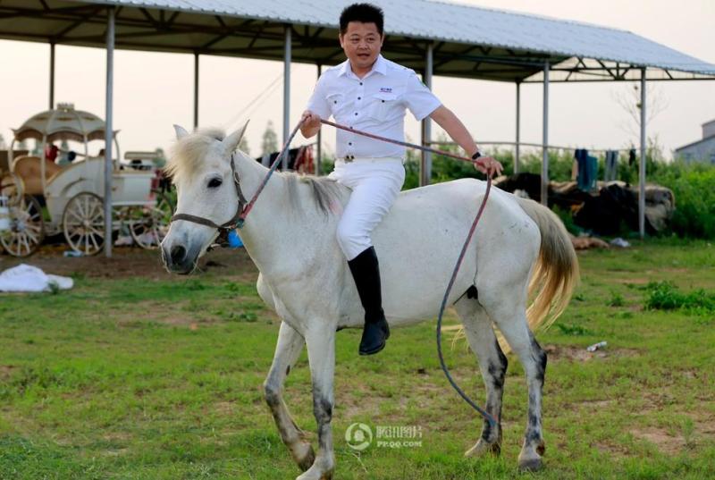 老总骑漂亮马_漂亮女生照片