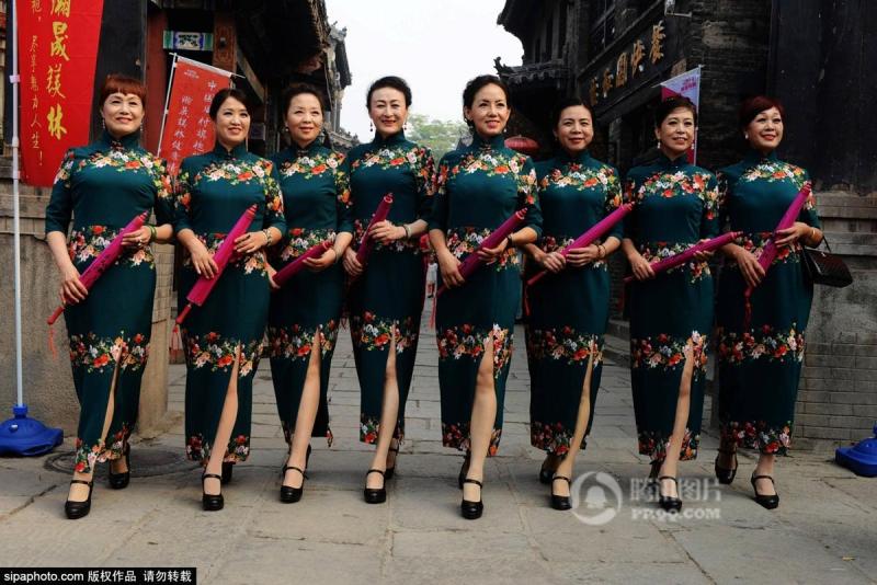 图为旗袍爱好者在街头合影.