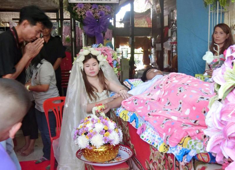 泰国本地婚纱_泰国传统婚纱服饰图片