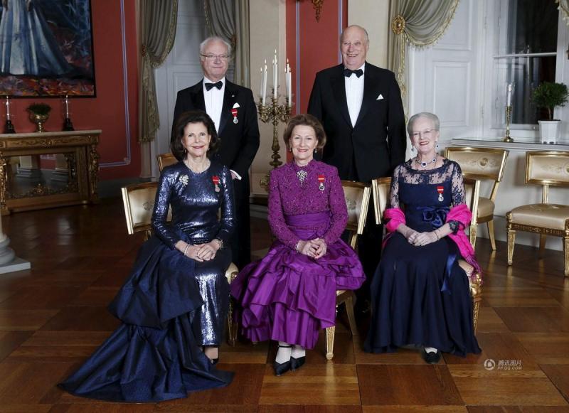 挪威王室发布全家福 纪念国王加冕25周年