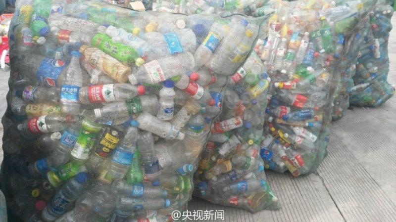 旅客随手丢弃的果皮,易拉罐,塑料瓶等,已将服务区变成一个垃圾场