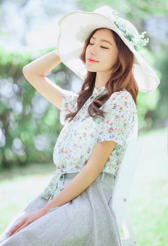 美少女陈雅婷曝光了一组身着黑白格紧身短裙装的写真,露出心机小蛮腰