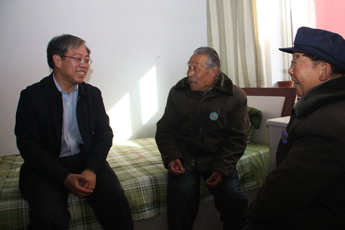 周学海:让孤寡老人住得舒心开心-慰问-中国兰州网-新闻中心