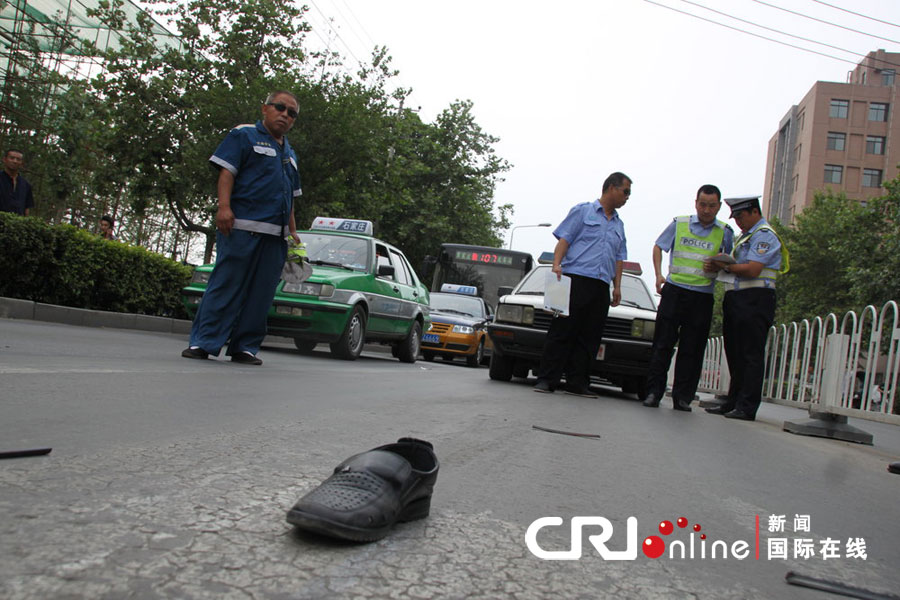 石家庄交警遭黑摩的拖行1000米遍体鳞伤