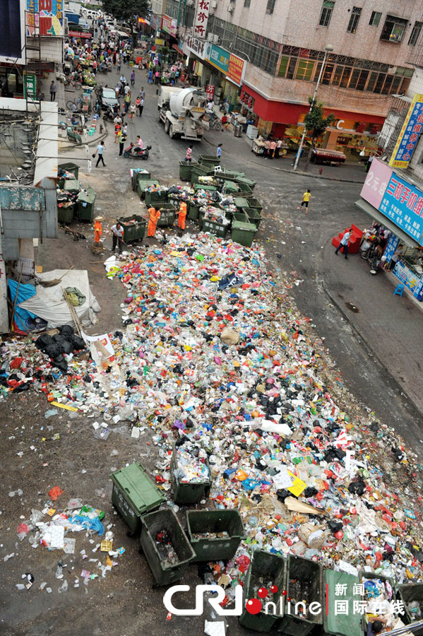 深圳白石厦垃圾塞满街道 居民几被熏晕(组图)