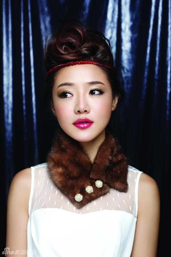 邓家佳贵气十足