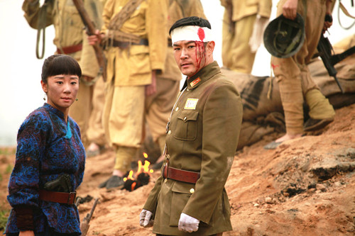 《罗龙镇女人》热拍 黄维德遭火弹灼伤