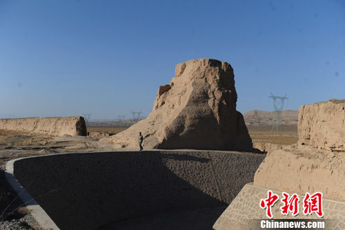 11月3日,数十名工人正在对甘肃山丹明代长城墙体一侧的排洪沟进行