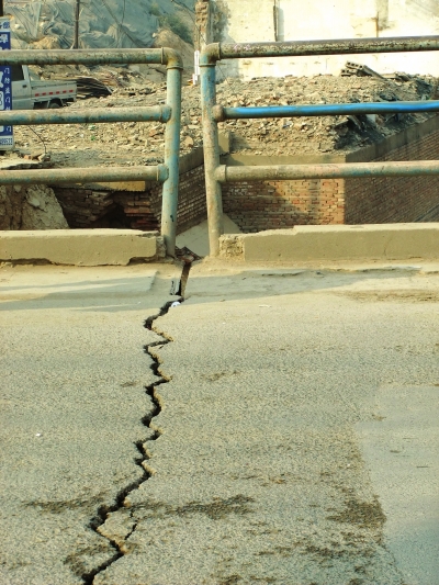 桥面上长长的裂缝桥面上长长的裂缝