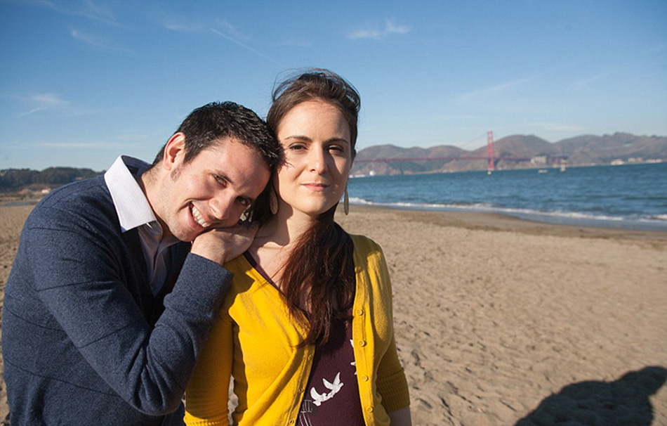 美情侣拍反串订婚照显另类温情