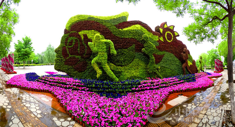 【组图】绿雕装点赛道迎接兰州马拉松