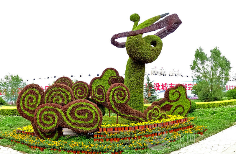 【组图】绿雕装点赛道迎接兰州马拉松