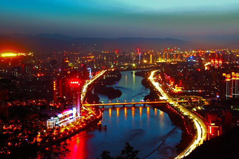 中国兰州网6月11日讯(记者 王彦达) 华灯初上,兰州步入了撩人的夜晚