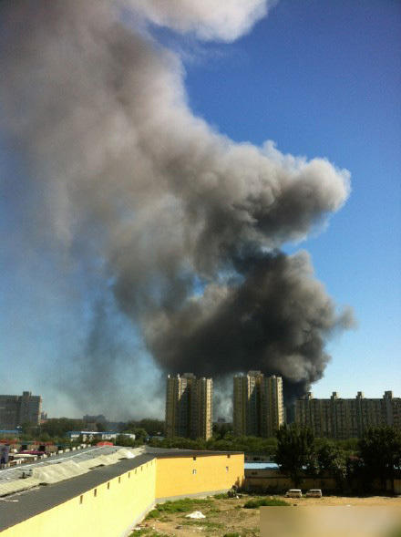 北京大红门一工厂起火 浓烟升空四处可见