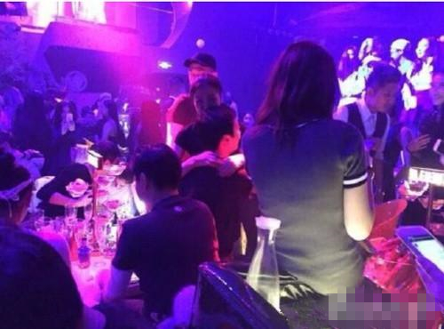 有钱任性!王思聪夜店开派对:美女围绕 消费20万