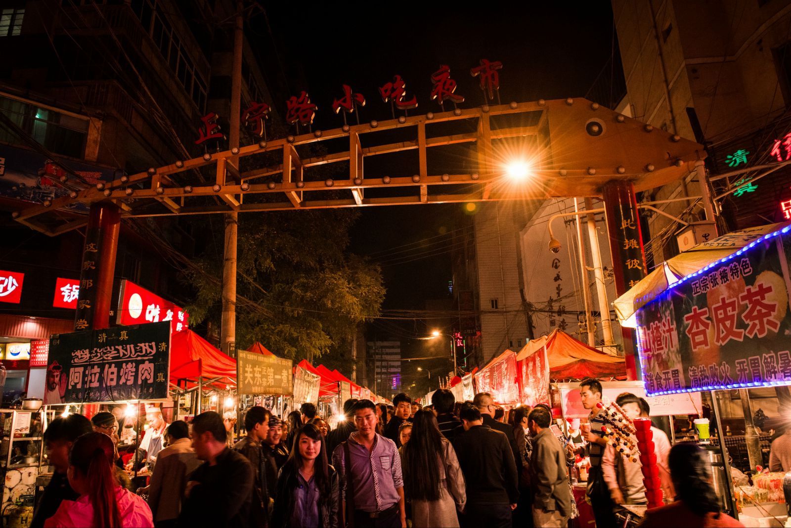 吃货们想起兰州 必先想起正宁路夜市里的美食夕阳西下 百年铁桥中山桥