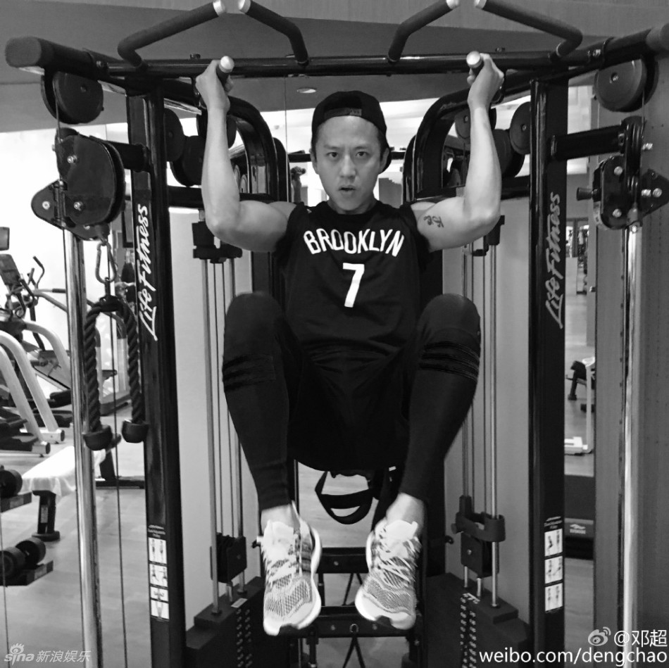 邓超晒健身照似耍猴 肌肉紧实文身抢镜