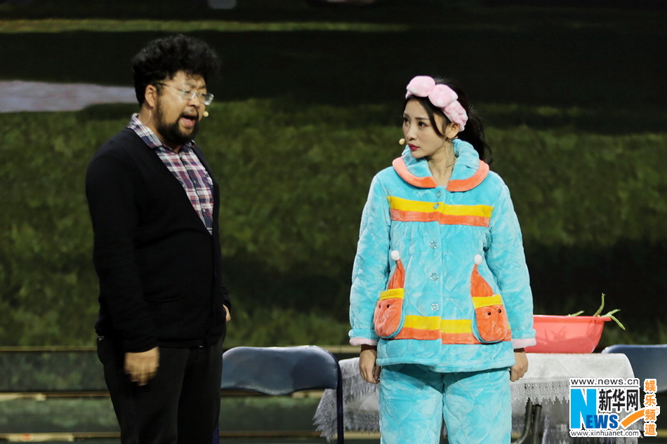 柳岩穿睡衣演小品变"悍妇 搭档乔杉修睿很喜感