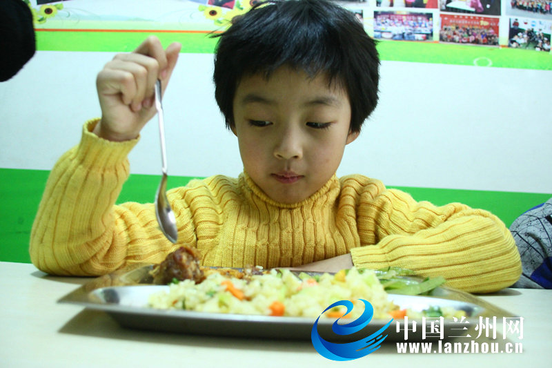 6岁的贾丽婷准备开餐