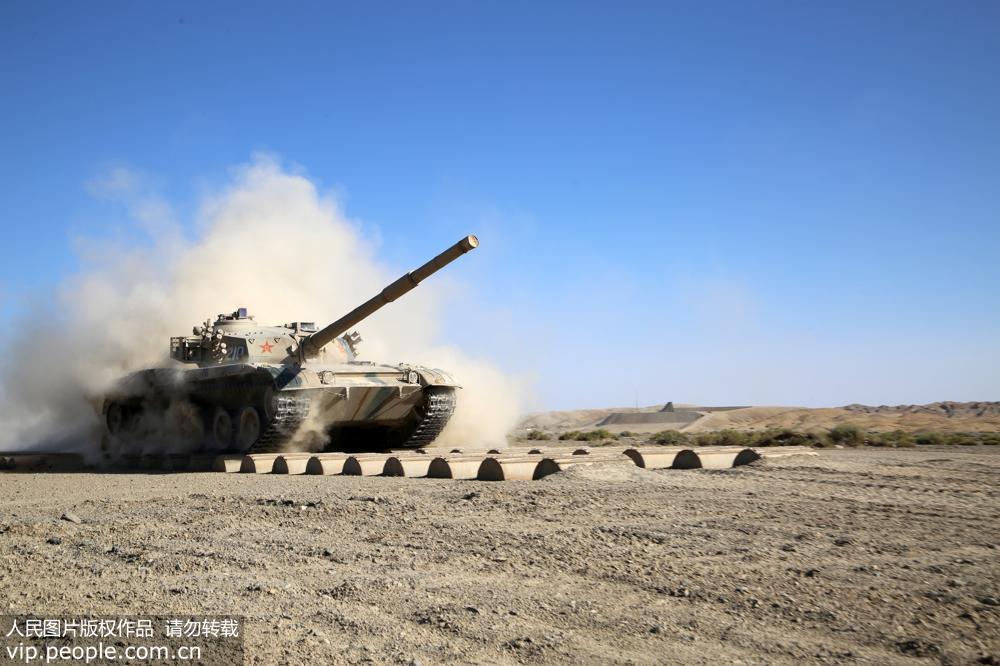 陆军某师装甲团:坦克驾驶员训练现场涉水过桥驰骋沙场