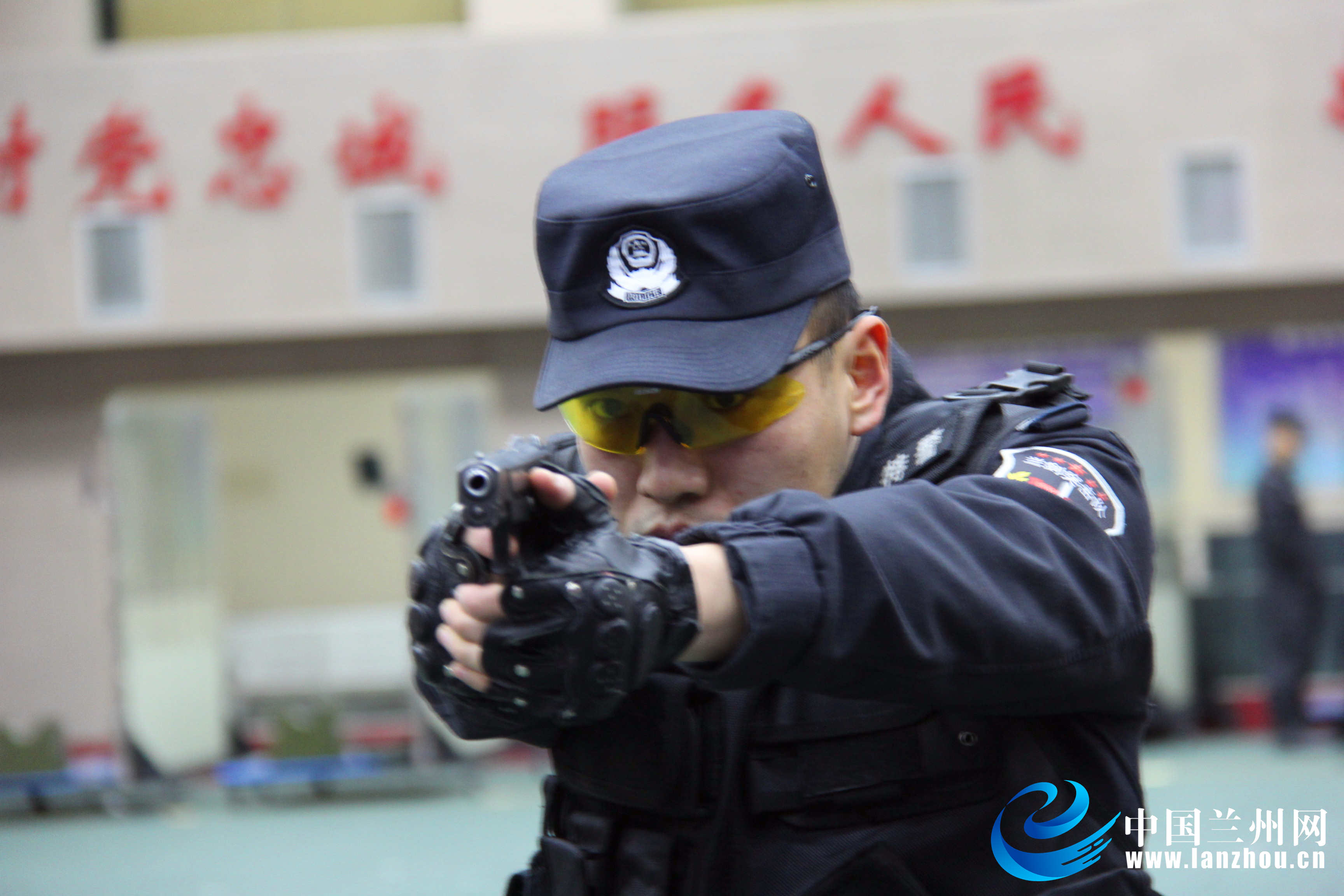 【新时代 新梦想】岁月静好 兰州市公安局特警支队兰剑突击队为你负重