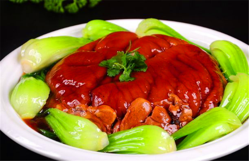 中国兰州网 新闻中心 本网原创  将加工好的熟肘子肉改刀装入碗中,用