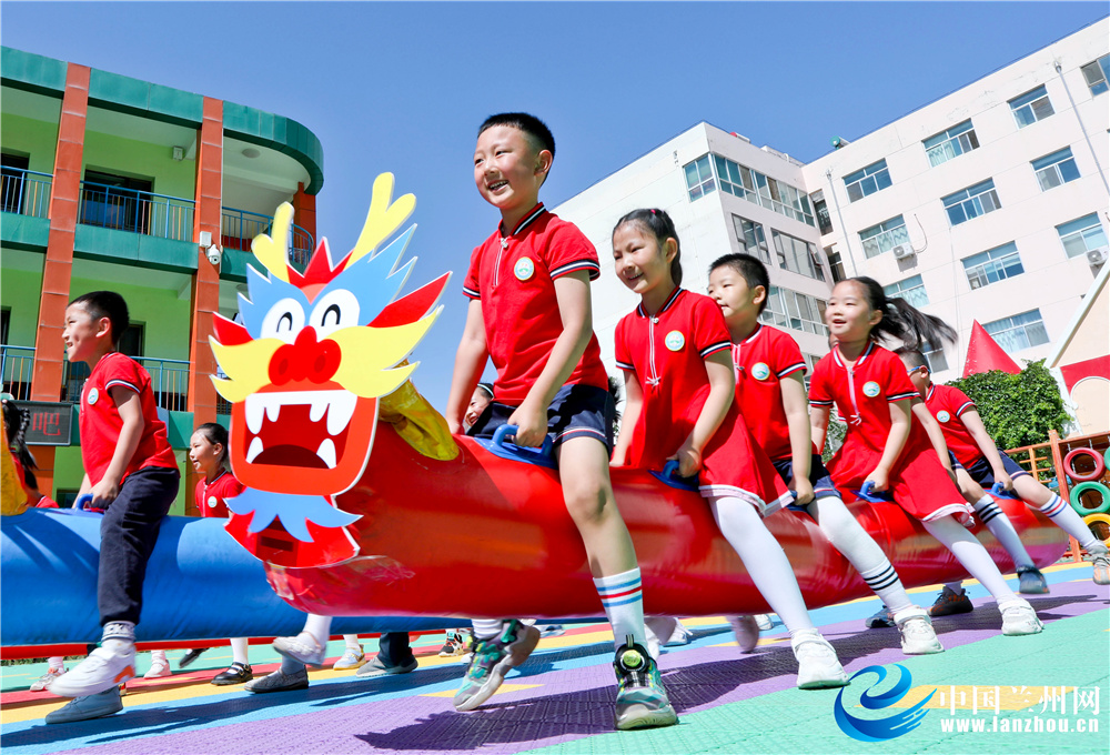 2021年6月9日,甘肃张掖甘州区第一幼儿园的小朋友在进行划旱地龙舟