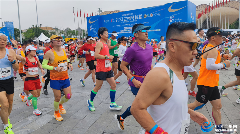 组图2023兰州马拉松鸣枪开跑