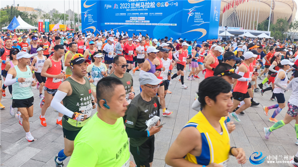 组图2023兰州马拉松鸣枪开跑