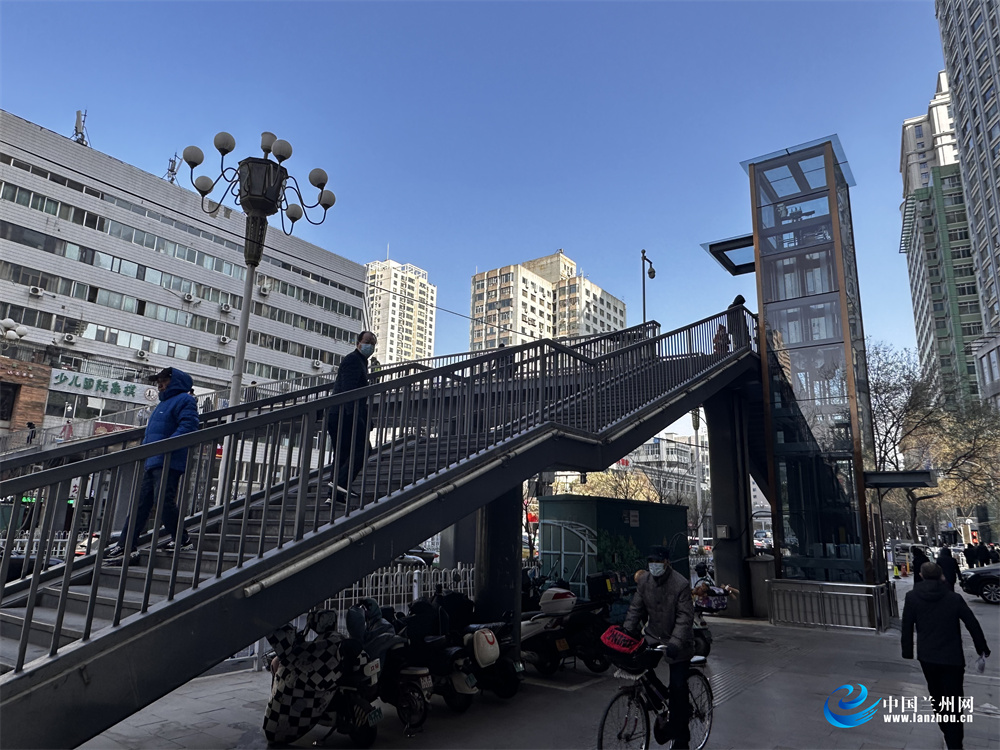 静宁路与庆阳路相交十字路口两座天桥加装电梯投用