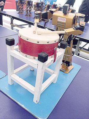 兰州科技成果交易周亮点纷呈 机器人跳热舞抢尽风头