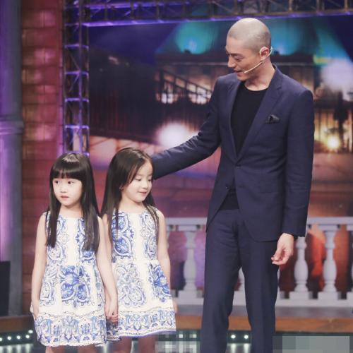 照片中霍建华为小姑娘扎头发,看华哥认真的姿态好撩人呐