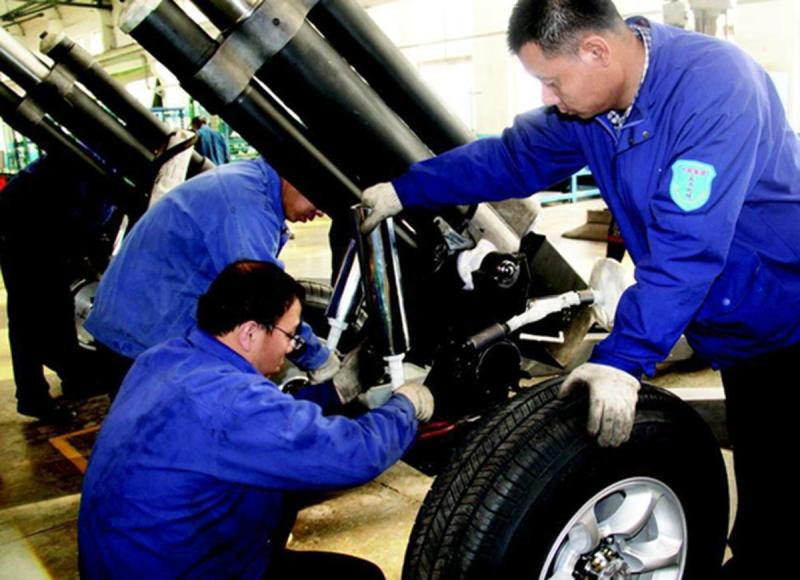 员工正在包装08式迎宾礼炮,准备发往抗战70周年阅兵训练场.