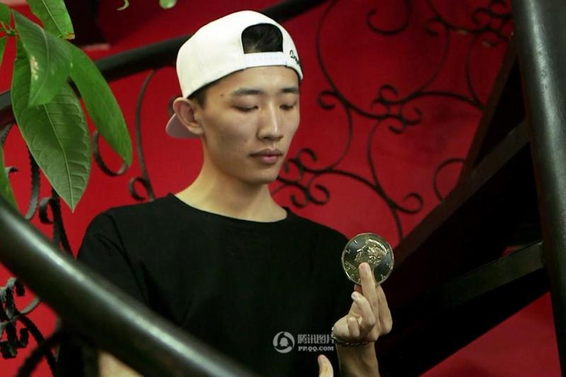 小鲜肉魔术师玩转高难度近景魔术