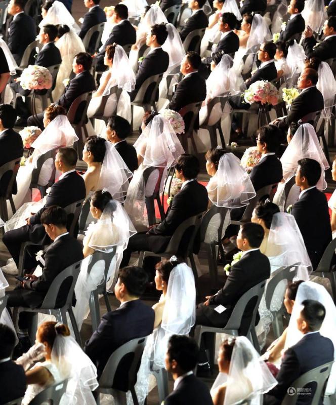 一百对朝鲜"脱北者"在韩国举行集体婚礼
